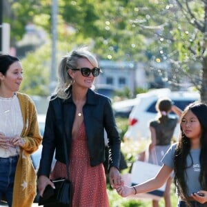 Laeticia Hallyday fait du shopping avec ses filles Jade et Joy et sa mère Françoise Thibaut à Los Angeles le 9 novembre 2019.