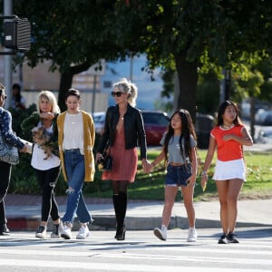 Laeticia Hallyday fait du shopping avec ses filles Jade et Joy et sa mère Françoise Thibaut à Los Angeles le 9 novembre 2019.