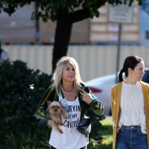 Laeticia Hallyday fait du shopping avec ses filles Jade et Joy et sa mère Françoise Thibaut à Los Angeles le 9 novembre 2019.