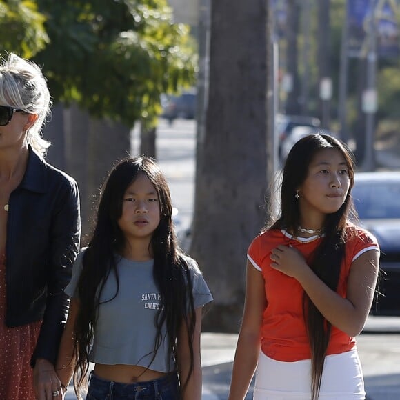 Laeticia Hallyday fait du shopping avec ses filles Jade et Joy et sa mère Françoise Thibaut à Los Angeles le 9 novembre 2019.