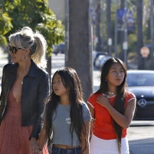 Laeticia Hallyday fait du shopping avec ses filles Jade et Joy et sa mère Françoise Thibaut à Los Angeles le 9 novembre 2019. Laeticia a fait du shopping dans la boutique de son amie Elyse Walker à Pacific Palisade puis dans son autre boutique"Ttowne by Elyse Walker" avant d'aller déjeuner avec ses filles, sa mère et son frère. Elle s'est ensuite rendue dans un magasin d'optique ou elle a choisi des lunettes pour sa fille Jade pendant que son frère attendait au volant de la Bentley avec sa mère. Toute la famille a repris le chemin de la villa en fin d'après-midi au soleil couchant. (No Web - pour suisse et Belgique)09/11/2019 - Pacific Palisades