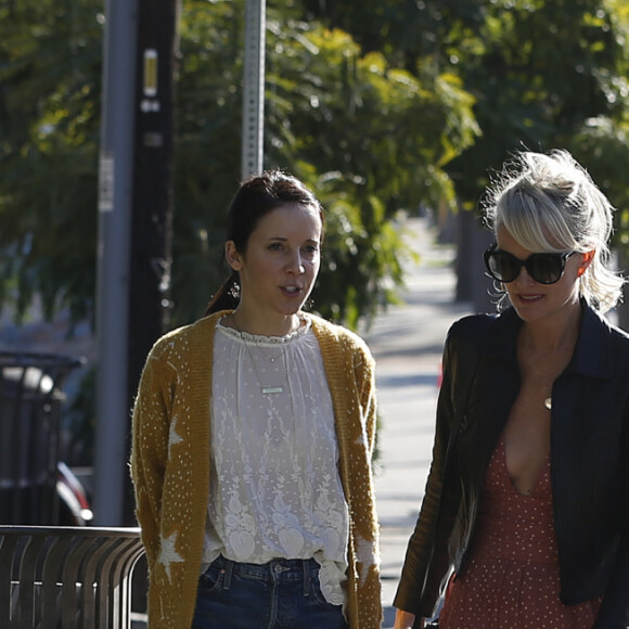 Laeticia Hallyday fait du shopping avec ses filles Jade et Joy et sa mère Françoise Thibaut à Los Angeles le 9 novembre 2019.