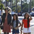 Laeticia Hallyday fait du shopping avec ses filles Jade et Joy et sa mère Françoise Thibaut à Los Angeles le 9 novembre 2019.