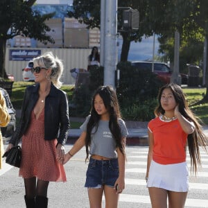 Laeticia Hallyday fait du shopping avec ses filles Jade et Joy et sa mère Françoise Thibaut à Los Angeles le 9 novembre 2019.