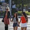 Semi-exclusif - Laeticia Hallyday fait du shopping avec ses filles Jade et Joy et sa mère Françoise Thibaut à Los Angeles le 9 novembre 2019.