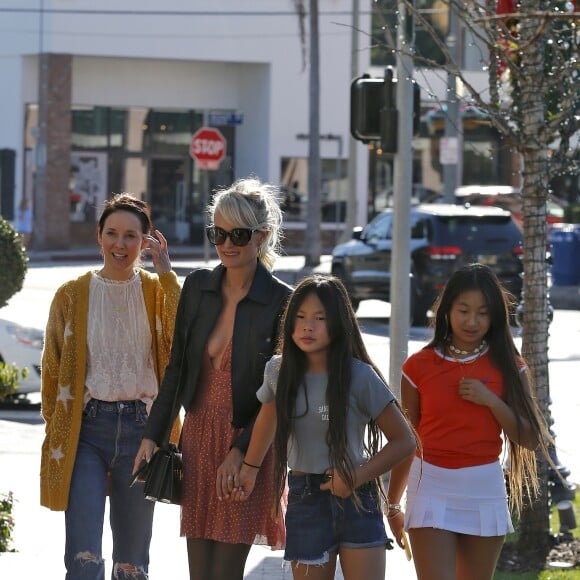 Semi-exclusif - Laeticia Hallyday fait du shopping avec ses filles Jade et Joy et sa mère Françoise Thibaut à Los Angeles le 9 novembre 2019.