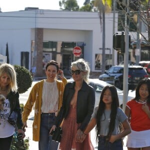 Laeticia Hallyday fait du shopping avec ses filles Jade et Joy et sa mère Françoise Thibaut à Los Angeles le 9 novembre 2019.