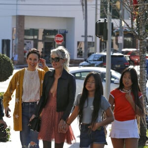 Laeticia Hallyday fait du shopping avec ses filles Jade et Joy et sa mère Françoise Thibaut à Los Angeles le 9 novembre 2019.