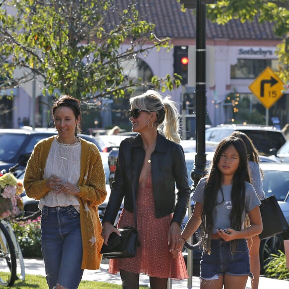 Laeticia Hallyday fait du shopping avec ses filles Jade et Joy et sa mère Françoise Thibaut à Los Angeles le 9 novembre 2019.