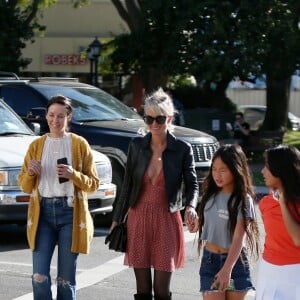 Laeticia Hallyday fait du shopping avec ses filles Jade et Joy et sa mère Françoise Thibaut à Los Angeles le 9 novembre 2019.