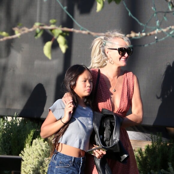 Laeticia Hallyday fait du shopping avec ses filles Jade et Joy et sa mère Françoise Thibaut à Los Angeles le 9 novembre 2019.