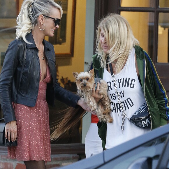 Laeticia Hallyday fait du shopping avec ses filles Jade et Joy et sa mère Françoise Thibaut à Los Angeles le 9 novembre 2019.