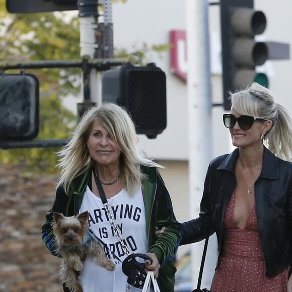 Laeticia Hallyday fait du shopping avec ses filles Jade et Joy et sa mère Françoise Thibaut à Los Angeles le 9 novembre 2019.