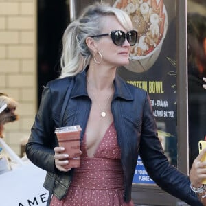 Laeticia Hallyday dans une petite robe décolletée pour faire du shopping avec ses filles Jade et Joy et sa mère Françoise Thibaut à Los Angeles le 9 novembre 2019.