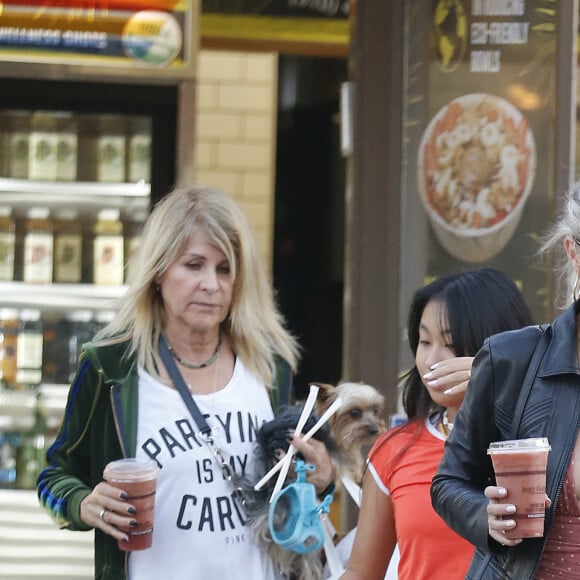 Laeticia Hallyday fait du shopping avec ses filles Jade et Joy et sa mère Françoise Thibaut à Los Angeles le 9 novembre 2019.