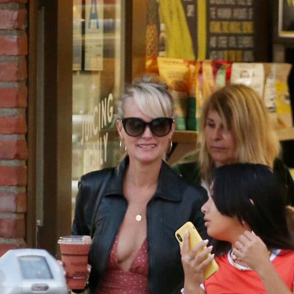 Laeticia Hallyday fait du shopping avec ses filles Jade et Joy et sa mère Françoise Thibaut à Los Angeles le 9 novembre 2019.