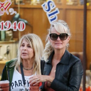 Laeticia Hallyday fait du shopping avec ses filles Jade et Joy et sa mère Françoise Thibaut à Los Angeles le 9 novembre 2019.