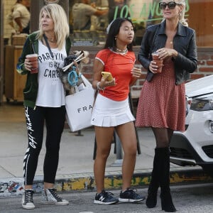 Laeticia Hallyday fait du shopping avec ses filles Jade et Joy et sa mère Françoise Thibaut à Los Angeles le 9 novembre 2019.