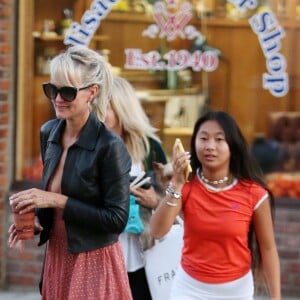 Laeticia Hallyday fait du shopping avec ses filles Jade et Joy et sa mère Françoise Thibaut à Los Angeles le 9 novembre 2019.