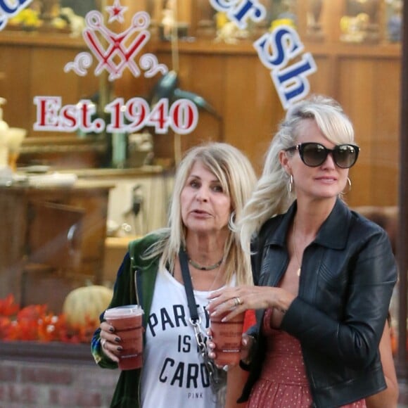 Laeticia Hallyday fait du shopping avec ses filles Jade et Joy et sa mère Françoise Thibaut à Los Angeles le 9 novembre 2019.