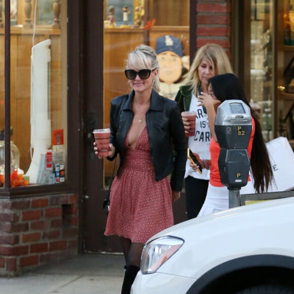 Laeticia Hallyday fait du shopping avec ses filles Jade et Joy et sa mère Françoise Thibaut à Los Angeles le 9 novembre 2019.