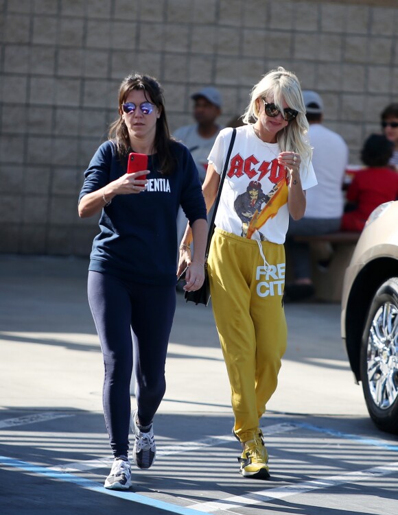 Laeticia Hallyday à Los Angeles le 2 novembre 2019. Elle a déjeuné chez "In And Out Burger" avec ses filles Jade et Joy, son amie Hortense d'Estève et ses filles Romy et Nina avant d'aller les déposer à l'aéroport LAX de Los Angeles.