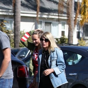 Laeticia Hallyday est allée déjeuner au restaurant MTN Venice avec sa mère Françoise Thibaut, son compagnon Pascal Balland et sa fille Mathilde à Los Angeles, le 19 octobre 2019.