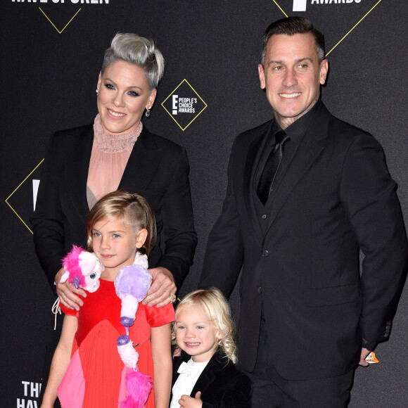 Pink, son mari Carey Hart et leurs deux enfants Willow et Jameson, assistent à la 45ème cérémonie des "E! People's Choice Awards" à Santa Monica, le 10 novembre 2019.