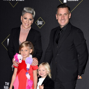 Pink, son mari Carey Hart et leurs deux enfants Willow et Jameson, assistent à la 45ème cérémonie des "E! People's Choice Awards" à Santa Monica, le 10 novembre 2019.