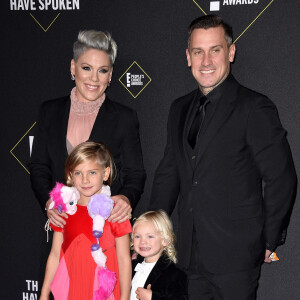 Pink, son mari Carey Hart et leurs deux enfants Willow et Jameson, assistent à la 45ème cérémonie des "E! People's Choice Awards" à Santa Monica, le 10 novembre 2019.