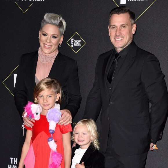Pink, son mari Carey Hart et leurs deux enfants Willow et Jameson, assistent à la 45ème cérémonie des "E! People's Choice Awards" à Santa Monica, le 10 novembre 2019.