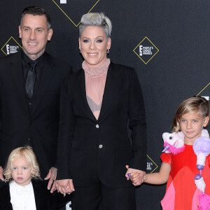 Pink, son mari Carey Hart et leurs deux enfants Willow et Jameson, assistent à la 45ème cérémonie des "E! People's Choice Awards" à Santa Monica, le 10 novembre 2019.