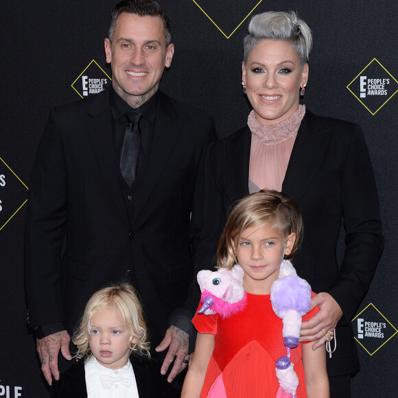Pink, son mari Carey Hart et leurs deux enfants Willow et Jameson, assistent à la 45ème cérémonie des "E! People's Choice Awards" à Santa Monica, le 10 novembre 2019.