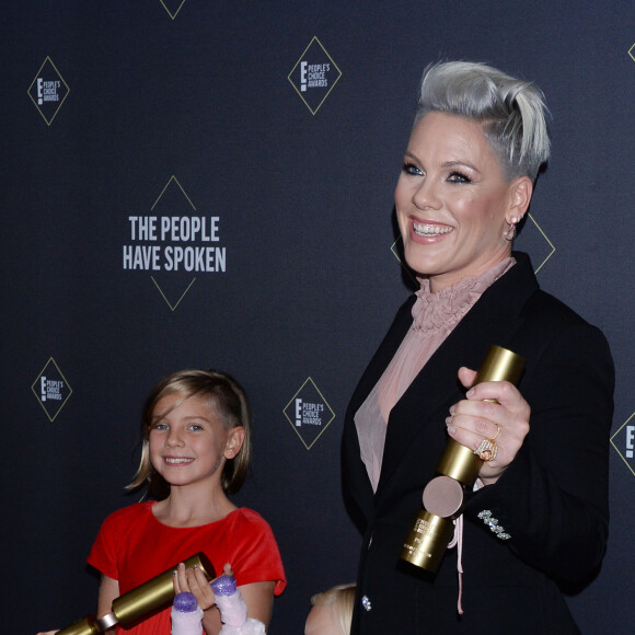 Pink, son mari Carey Hart et leurs deux enfants Willow et Jameson, assistent à la 45ème cérémonie des "E! People's Choice Awards" à Santa Monica, le 10 novembre 2019.