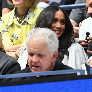 Meghan Markle, duchesse de Sussex, au côté de Anna Wintour, Venus Williams, Patrick Mouratoglou et Alexis Ohanian (le mari de S. Williams) dans les tribunes de la finale femme du tournoi de l'US Open 2019 opposant Serena Williams à Bianca Andreescu (3-6 / 5-7) au Billie Jean King National Tennis Center à New York, le 7 septembre 2019.