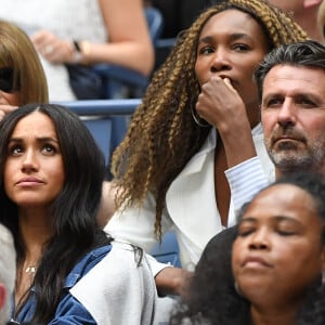 Meghan Markle, duchesse de Sussex, au côté de Anna Wintour, Venus Williams, Patrick Mouratoglou et Alexis Ohanian (le mari de S. Williams) dans les tribunes de la finale femme du tournoi de l'US Open 2019 opposant Serena Williams à Bianca Andreescu (3-6 / 5-7) au Billie Jean King National Tennis Center à New York, le 7 septembre 2019.