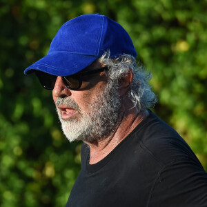 Exclusif - Flavio Briatore dispute une partie de tennis pendant que son fils Nathan Falco apprend le surf à Malindi au Kenya le 5 janvier 2019.