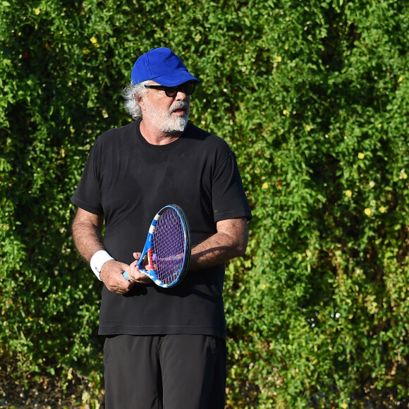 Exclusif -Flavio Briatore dispute une partie de tennis pendant que son fils Nathan Falco apprend le surf à Malindi au Kenya le 5 janvier 2019.