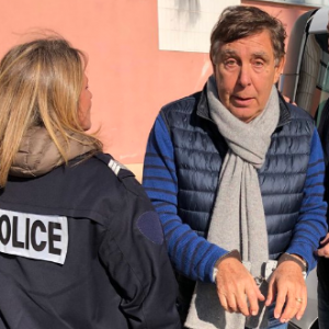 Jean-Pierre Foucault menotté - photo postée sur Twitter mardi 12 novembre 2019