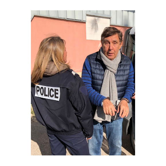 Jean-Pierre Foucault menotté - photo postée sur Twitter mardi 12 novembre 2019