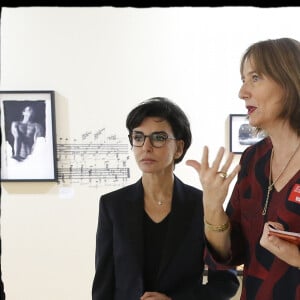 Exclusif - Rachida Dati se rend à " FotoFever " la foire prospective de photographie contemporaine qu'elle parcourt en compagnie de Cécile Schaal, sa fondatrice au Carrousel du Louvre à Paris, le 9 novembre 2019. © Alain Guizard/Bestimage