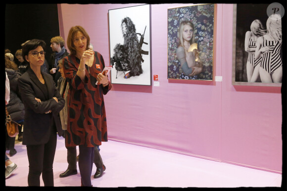 Exclusif - Rachida Dati se rend à " FotoFever " la foire prospective de photographie contemporaine qu'elle parcourt en compagnie de Cécile Schaal, sa fondatrice au Carrousel du Louvre à Paris, le 9 novembre 2019. © Alain Guizard/Bestimage