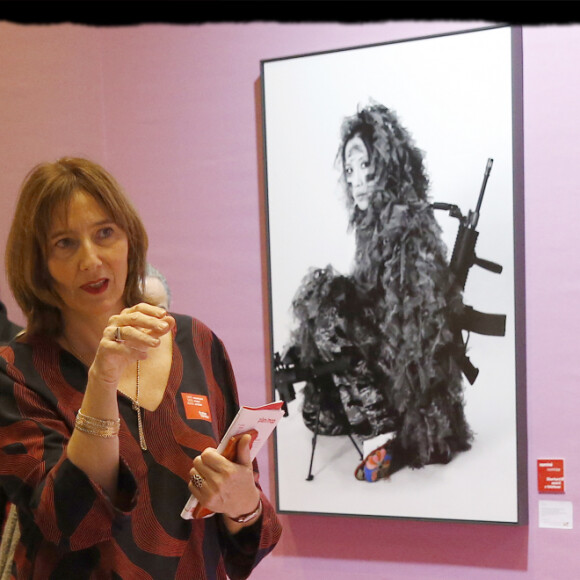 Exclusif - Rachida Dati se rend à " FotoFever " la foire prospective de photographie contemporaine qu'elle parcourt en compagnie de Cécile Schaal, sa fondatrice au Carrousel du Louvre à Paris, le 9 novembre 2019. © Alain Guizard/Bestimage