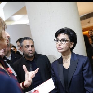 Exclusif - Rachida Dati se rend à " FotoFever " la foire prospective de photographie contemporaine qu'elle parcourt en compagnie de Cécile Schaal, sa fondatrice au Carrousel du Louvre à Paris, le 9 novembre 2019. © Alain Guizard/Bestimage