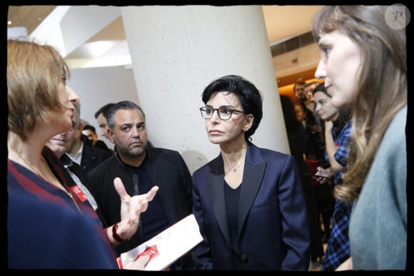 Exclusif - Rachida Dati se rend à " FotoFever " la foire prospective de photographie contemporaine qu'elle parcourt en compagnie de Cécile Schaal, sa fondatrice au Carrousel du Louvre à Paris, le 9 novembre 2019. © Alain Guizard/Bestimage