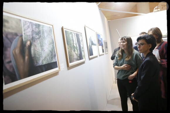 Exclusif - Rachida Dati se rend à " FotoFever " la foire prospective de photographie contemporaine qu'elle parcourt en compagnie de Cécile Schaal, sa fondatrice au Carrousel du Louvre à Paris, le 9 novembre 2019. © Alain Guizard/Bestimage