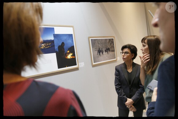 Exclusif - Rachida Dati se rend à " FotoFever " la foire prospective de photographie contemporaine qu'elle parcourt en compagnie de Cécile Schaal, sa fondatrice au Carrousel du Louvre à Paris, le 9 novembre 2019. © Alain Guizard/Bestimage
