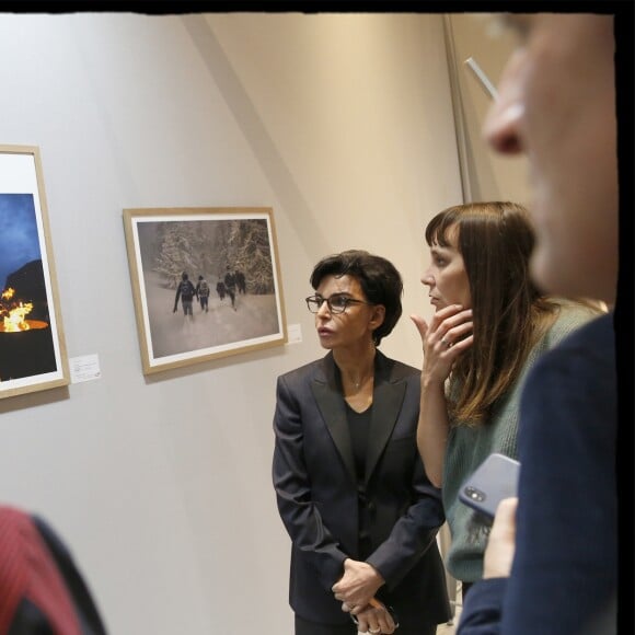 Exclusif - Rachida Dati se rend à " FotoFever " la foire prospective de photographie contemporaine qu'elle parcourt en compagnie de Cécile Schaal, sa fondatrice au Carrousel du Louvre à Paris, le 9 novembre 2019. © Alain Guizard/Bestimage