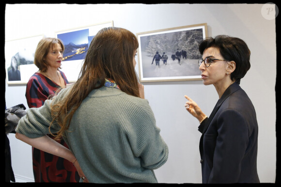 Exclusif - Rachida Dati se rend à " FotoFever " la foire prospective de photographie contemporaine qu'elle parcourt en compagnie de Cécile Schaal, sa fondatrice au Carrousel du Louvre à Paris, le 9 novembre 2019. © Alain Guizard/Bestimage