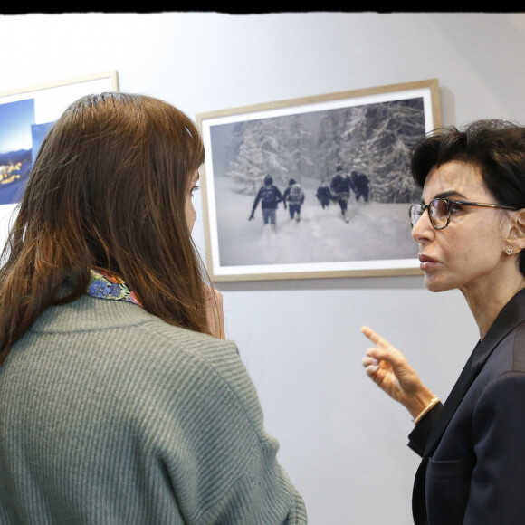 Exclusif - Rachida Dati se rend à " FotoFever " la foire prospective de photographie contemporaine qu'elle parcourt en compagnie de Cécile Schaal, sa fondatrice au Carrousel du Louvre à Paris, le 9 novembre 2019. © Alain Guizard/Bestimage